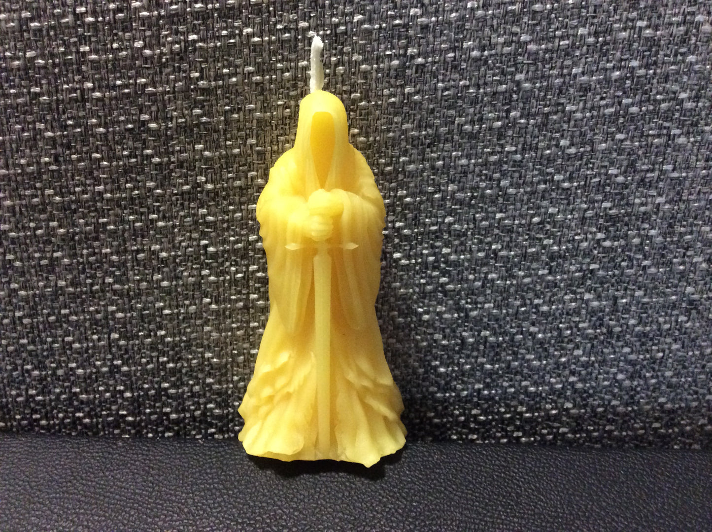 KNIGHTS TEMPLAR HOLDING SWORD WEARING CLOAK 4" X 2 (2.5 OZ)